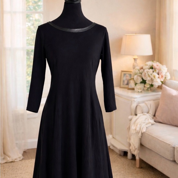 Elegant Black Dress - Picture 1 of 3